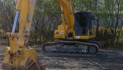 Maquinaria pesada con operador trabajando en frente de obra